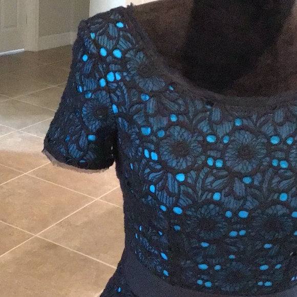 Elie Tahari fit and flare back zip dress, black over aqua, size 2 - Picture 3 of 13